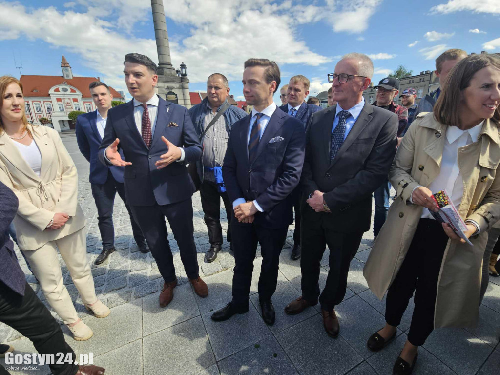 Krzysztof Bosak na rynku w Gostyniu