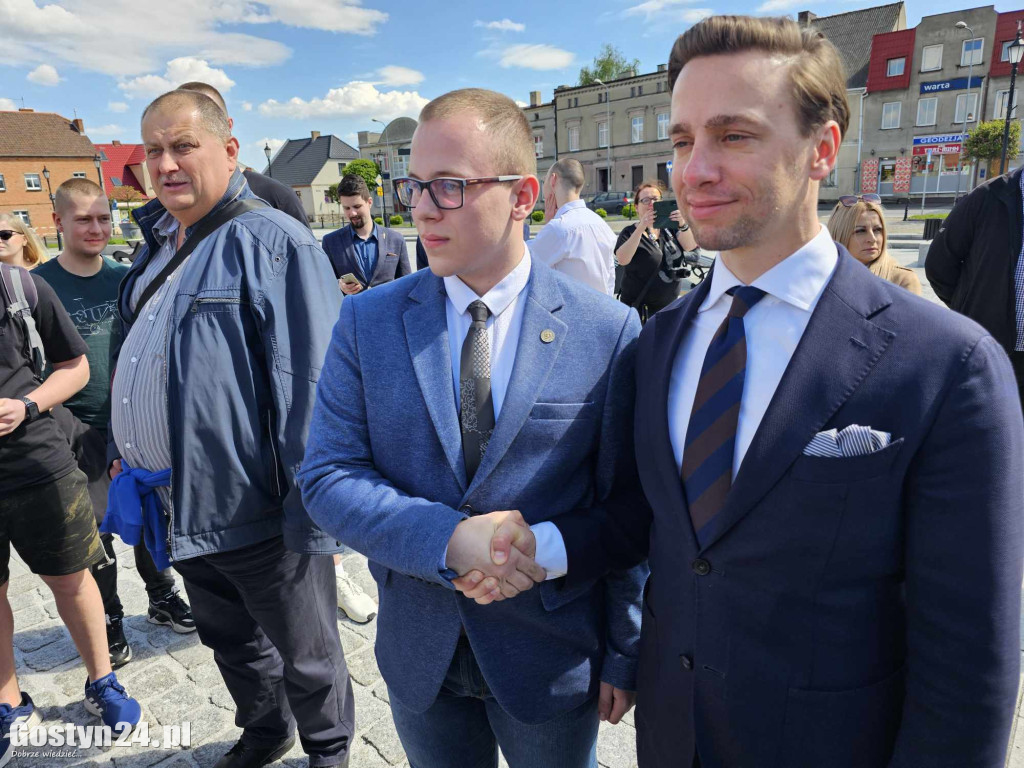 Krzysztof Bosak na rynku w Gostyniu