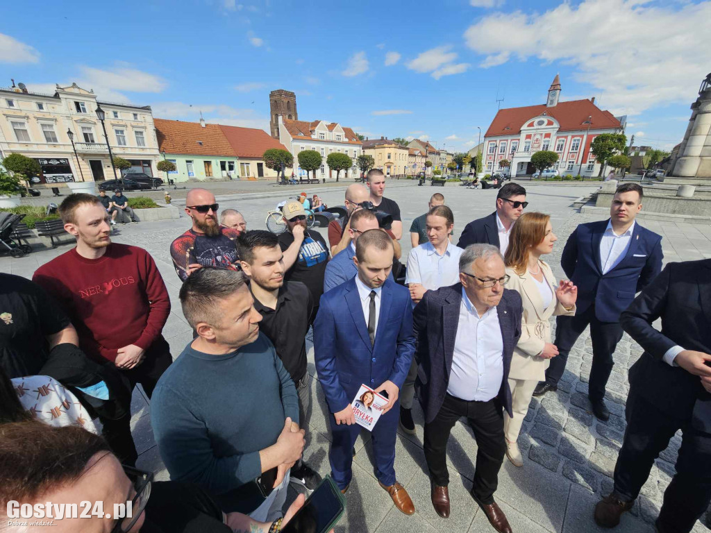 Krzysztof Bosak na rynku w Gostyniu