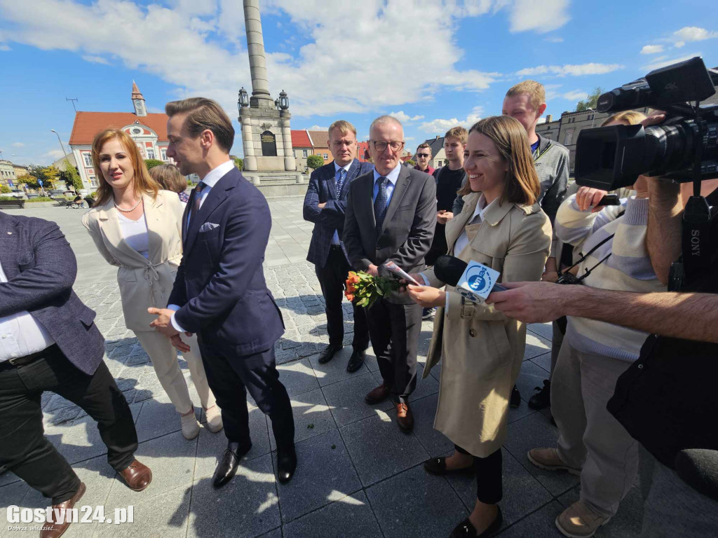 Krzysztof Bosak na rynku w Gostyniu