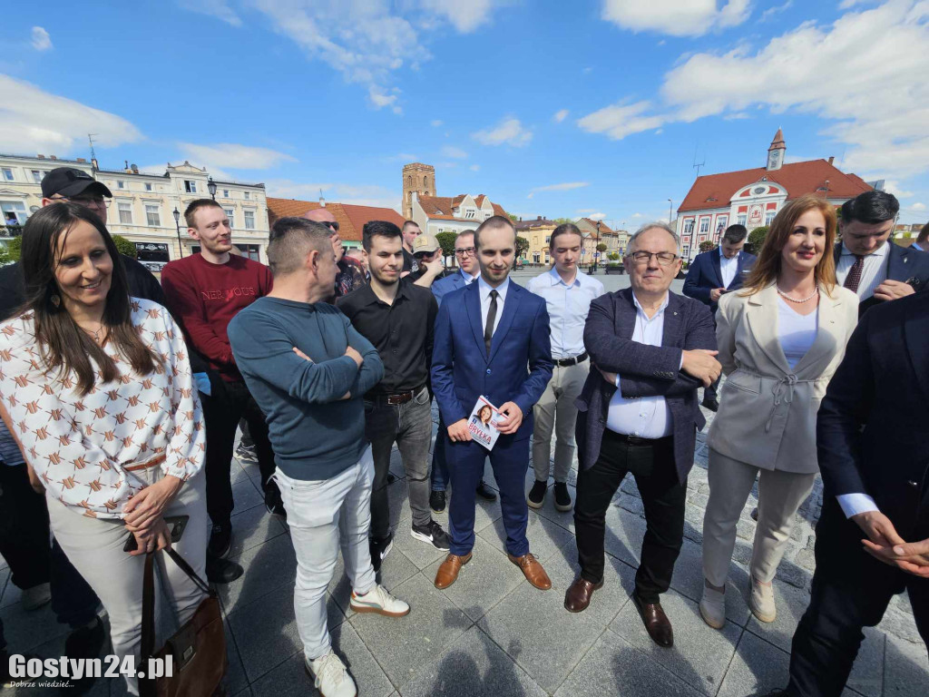 Krzysztof Bosak na rynku w Gostyniu