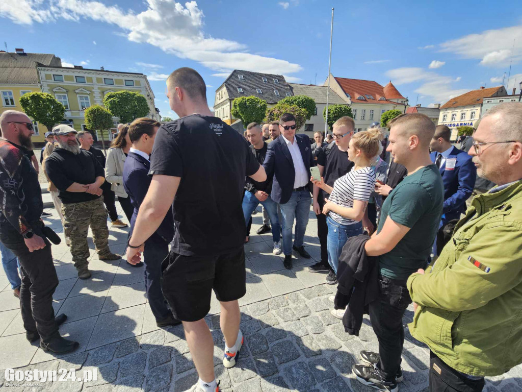 Krzysztof Bosak na rynku w Gostyniu