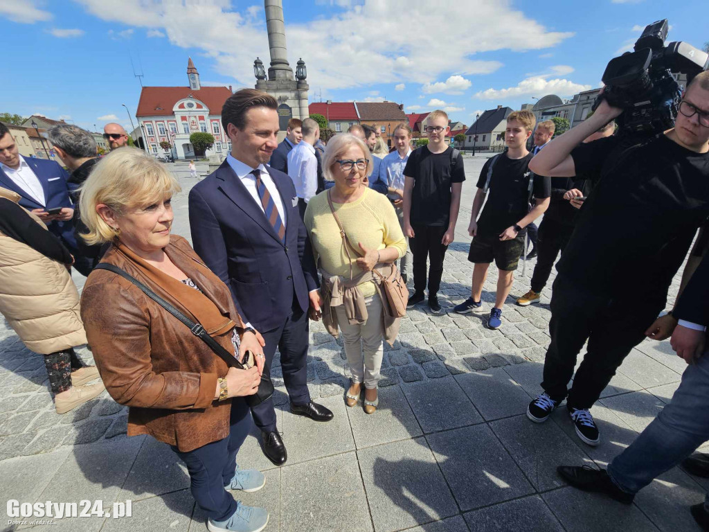 Krzysztof Bosak na rynku w Gostyniu