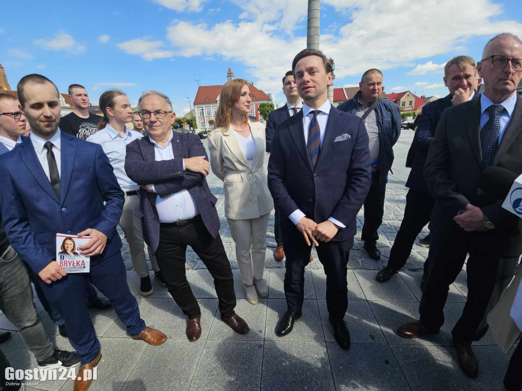 Krzysztof Bosak na rynku w Gostyniu