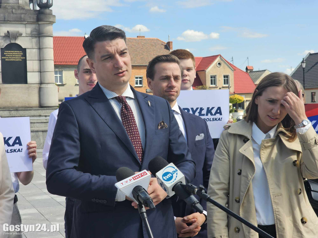 Krzysztof Bosak na rynku w Gostyniu