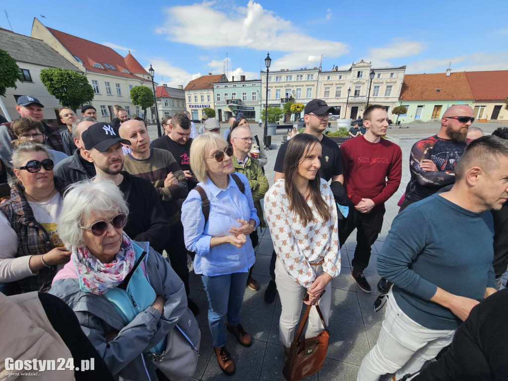 Krzysztof Bosak na rynku w Gostyniu