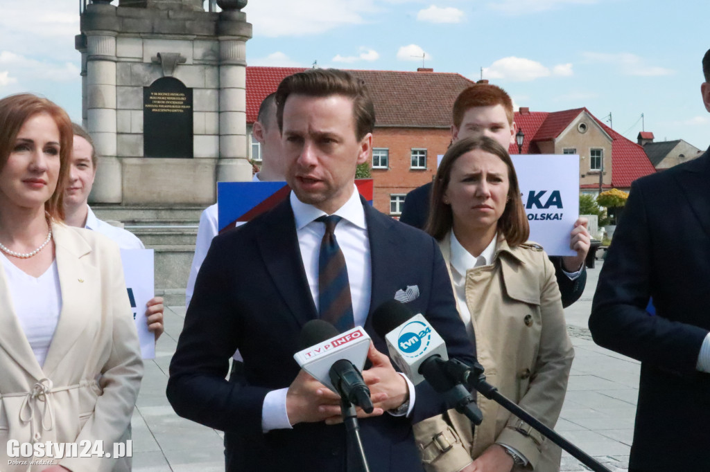 Krzysztof Bosak na rynku w Gostyniu