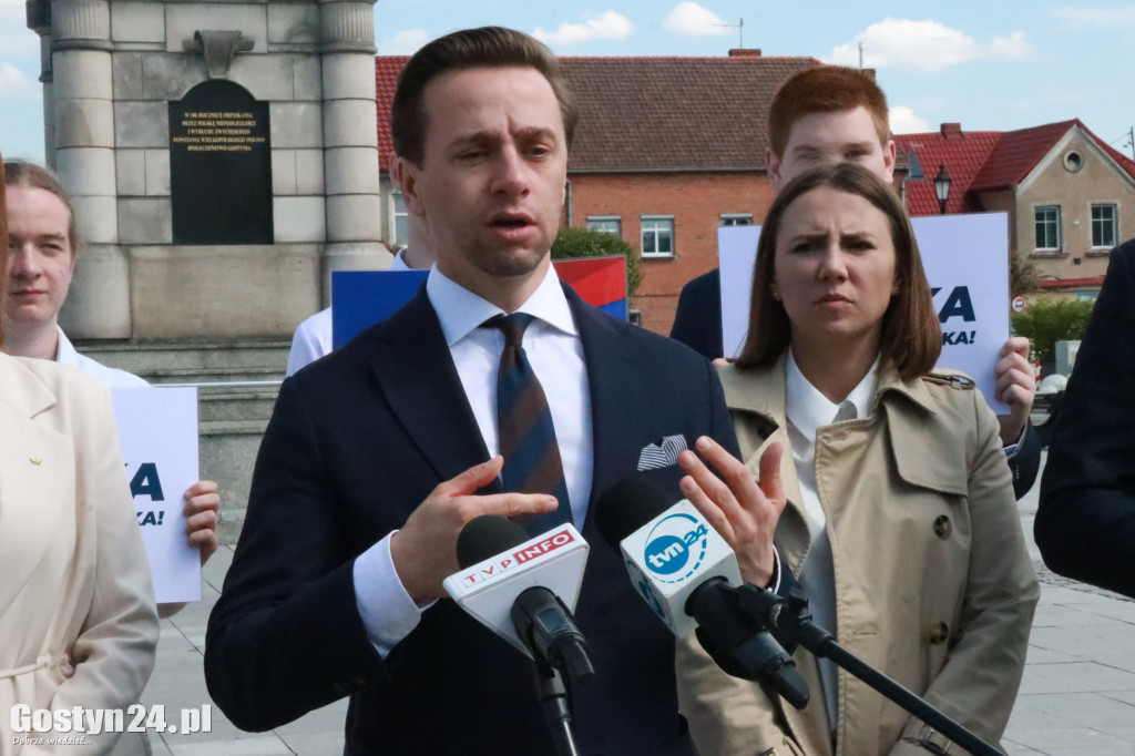 Krzysztof Bosak na rynku w Gostyniu