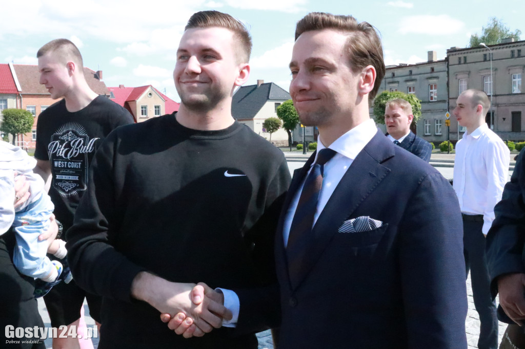 Krzysztof Bosak na rynku w Gostyniu