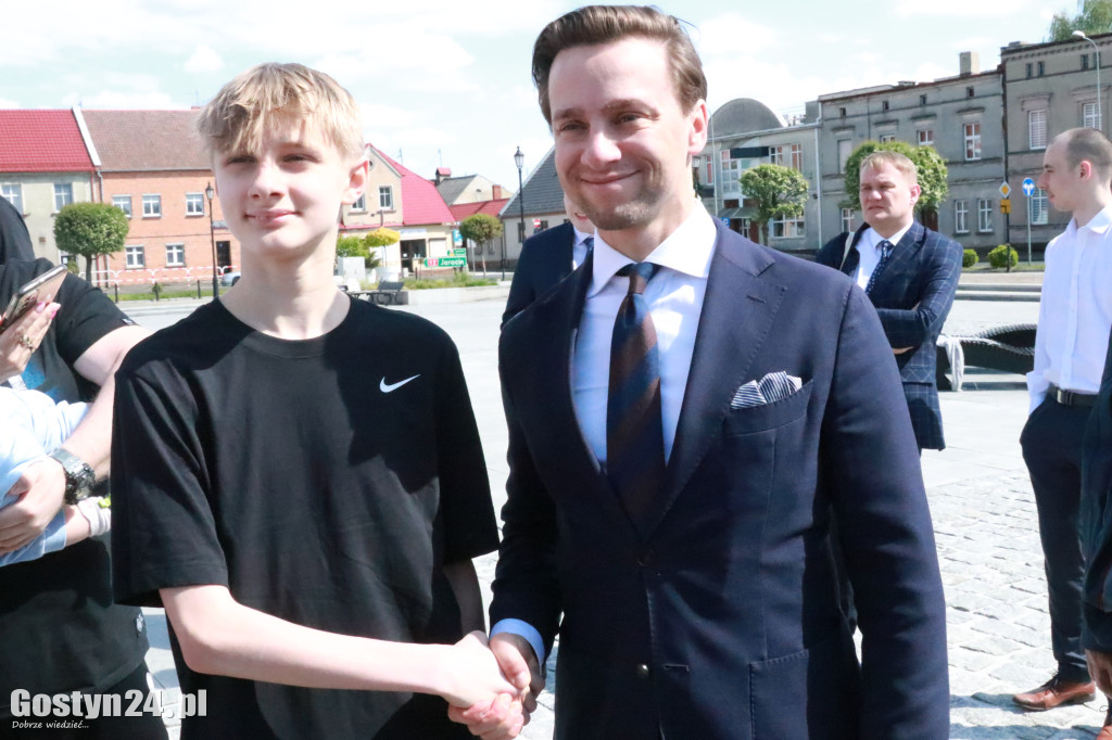 Krzysztof Bosak na rynku w Gostyniu