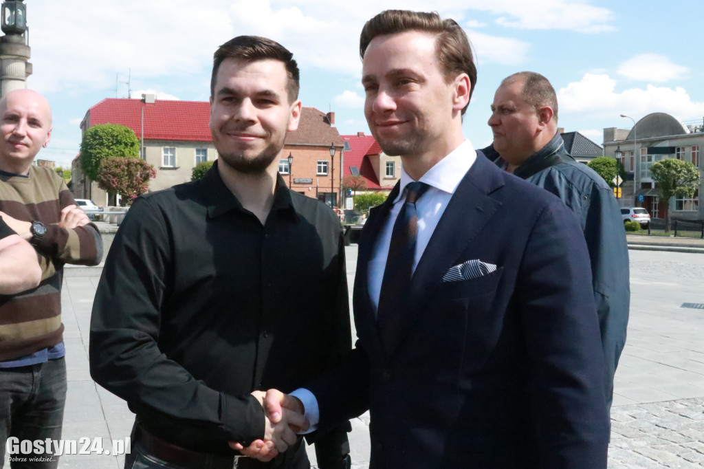 Krzysztof Bosak na rynku w Gostyniu