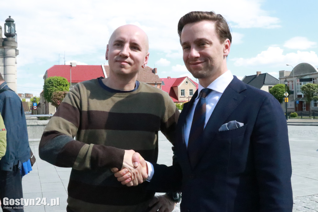 Krzysztof Bosak na rynku w Gostyniu