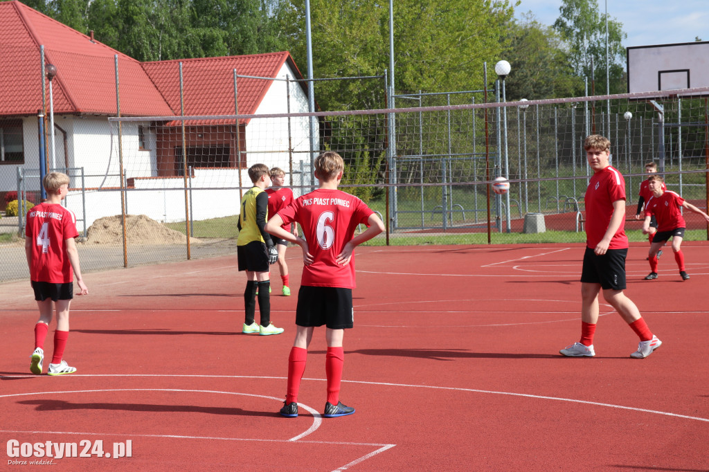 Turniej MDP na orliku w Piaskach