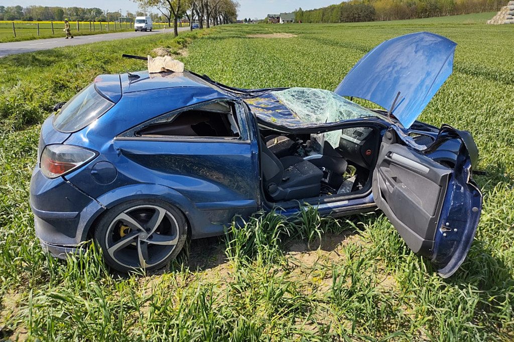 Wypadek w sąsiednim powiecie. Auto uderzyło w drzewo
