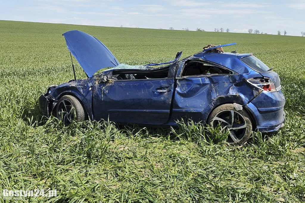 Wypadek w sąsiednim powiecie. Auto uderzyło w drzewo