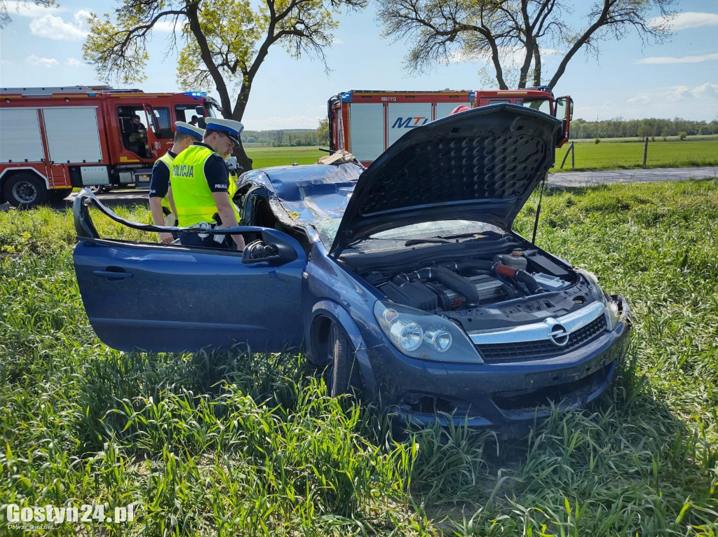 Wypadek w sąsiednim powiecie. Auto uderzyło w drzewo