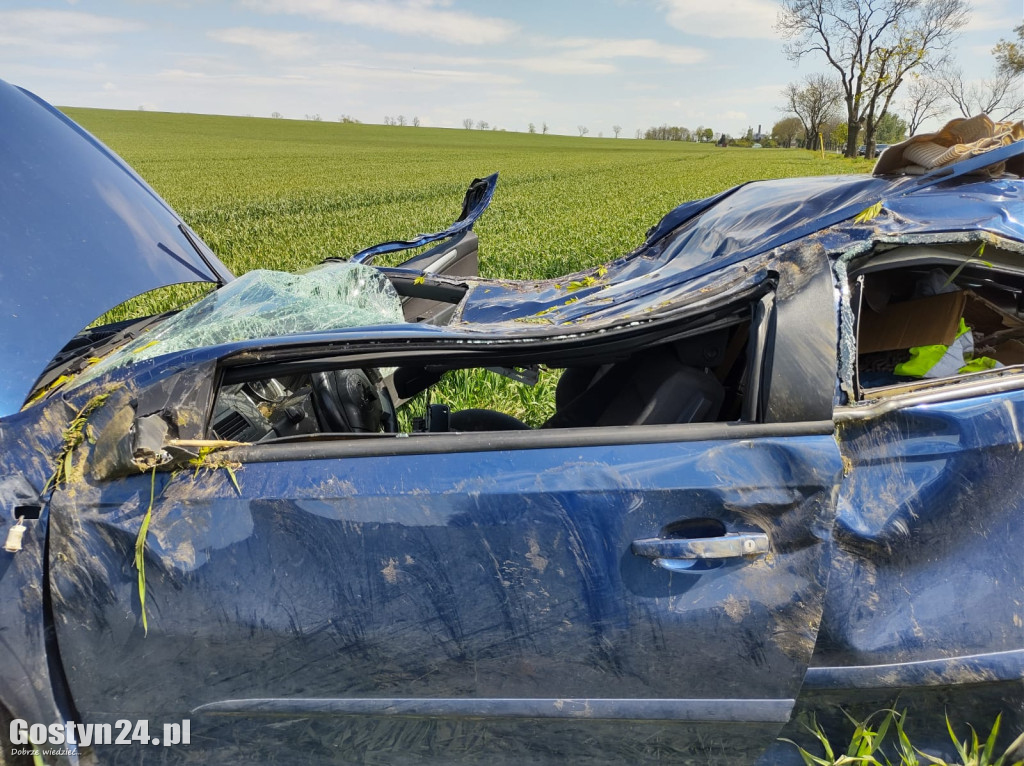 Wypadek w sąsiednim powiecie. Auto uderzyło w drzewo
