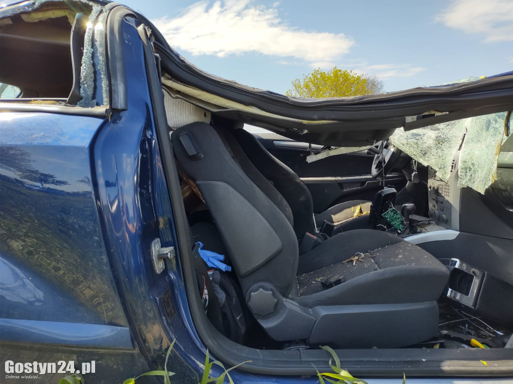 Wypadek w sąsiednim powiecie. Auto uderzyło w drzewo