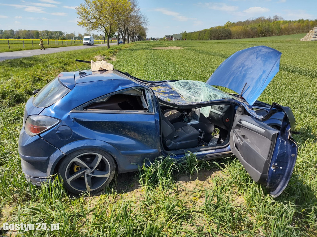 Wypadek w sąsiednim powiecie. Auto uderzyło w drzewo