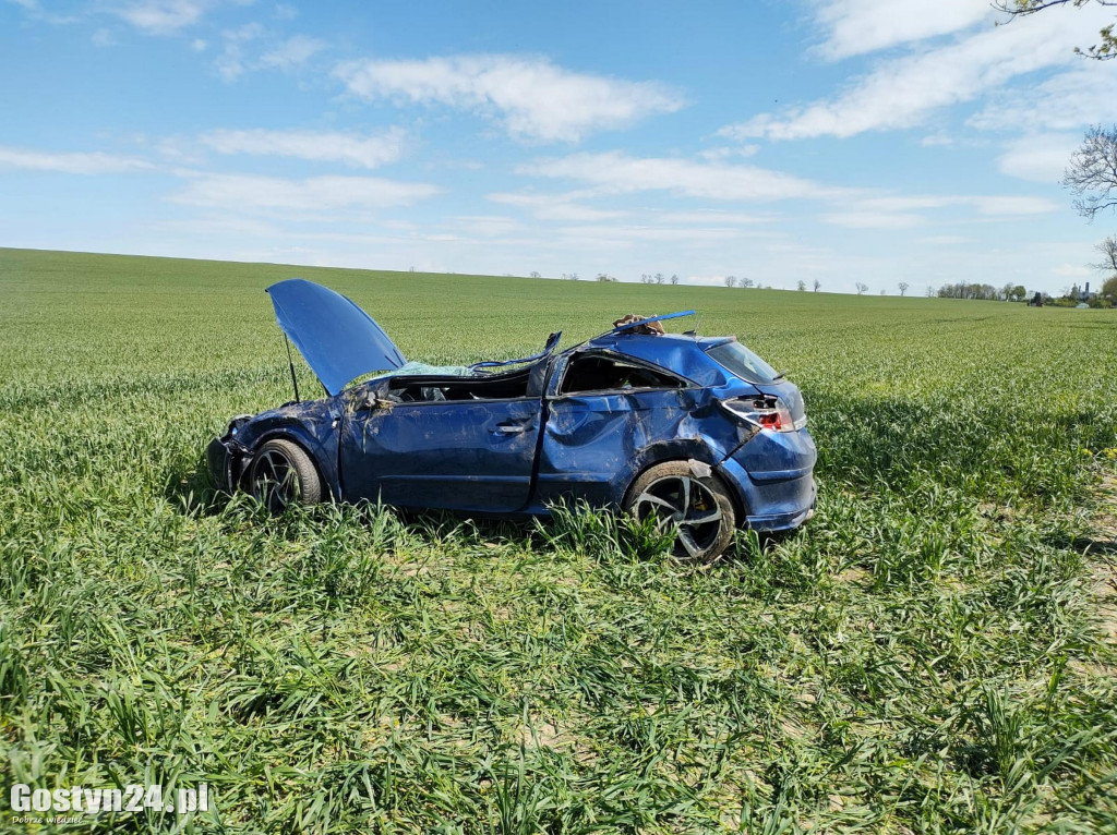 Wypadek w sąsiednim powiecie. Auto uderzyło w drzewo