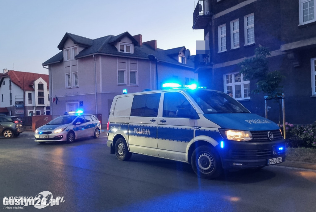 Mężczyzna stał na dachu kamienicy w Lesznie i...