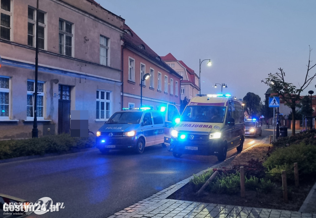 Mężczyzna stał na dachu kamienicy w Lesznie i...