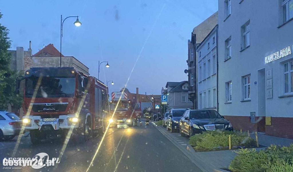 Mężczyzna stał na dachu kamienicy w Lesznie i...