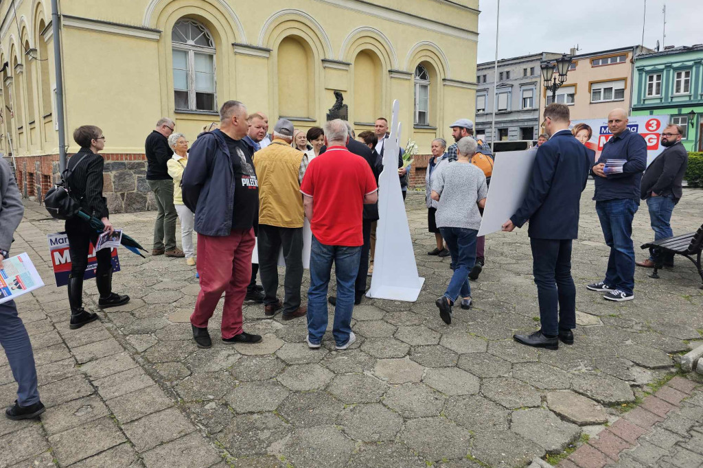 Konferencja PiS z Beata Szydło na rynku w Poniecu