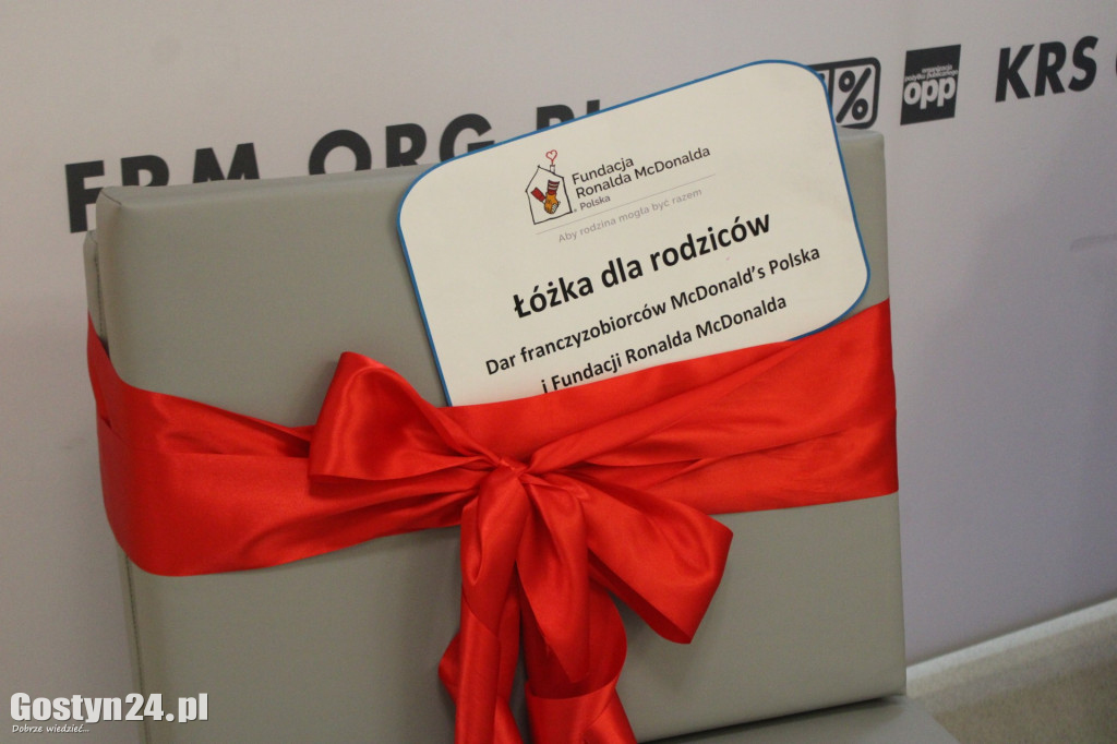 Przekazanie łóżek na oddział gostyńskiego szpitala