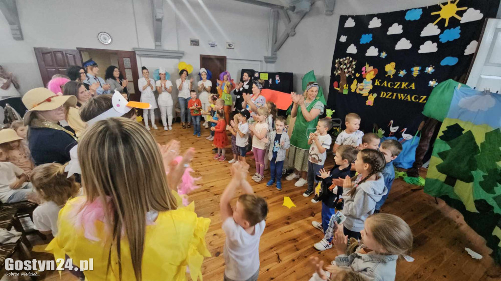 Spektakl Kaczka Dziwaczka w wykonaniu rodziców z gminy Pępowo