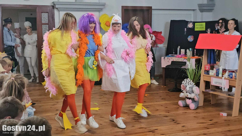 Spektakl Kaczka Dziwaczka w wykonaniu rodziców z gminy Pępowo