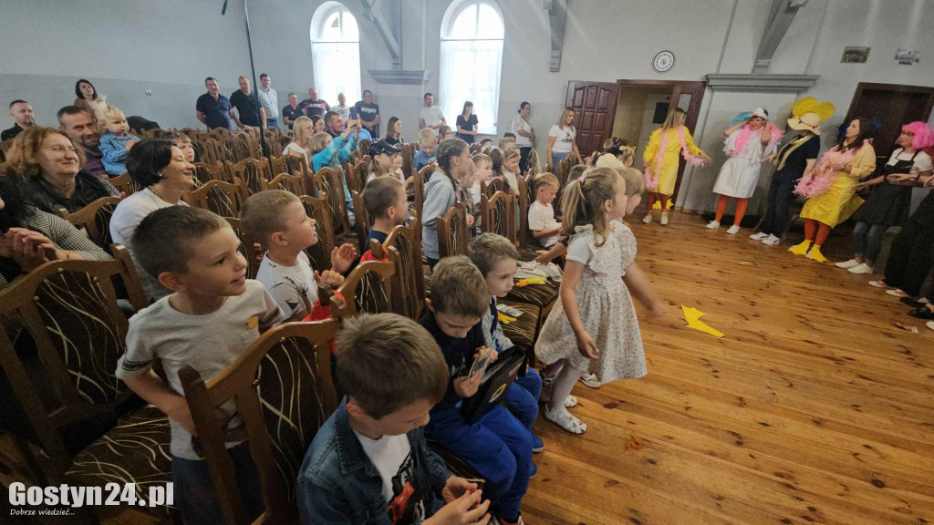 Spektakl Kaczka Dziwaczka w wykonaniu rodziców z gminy Pępowo