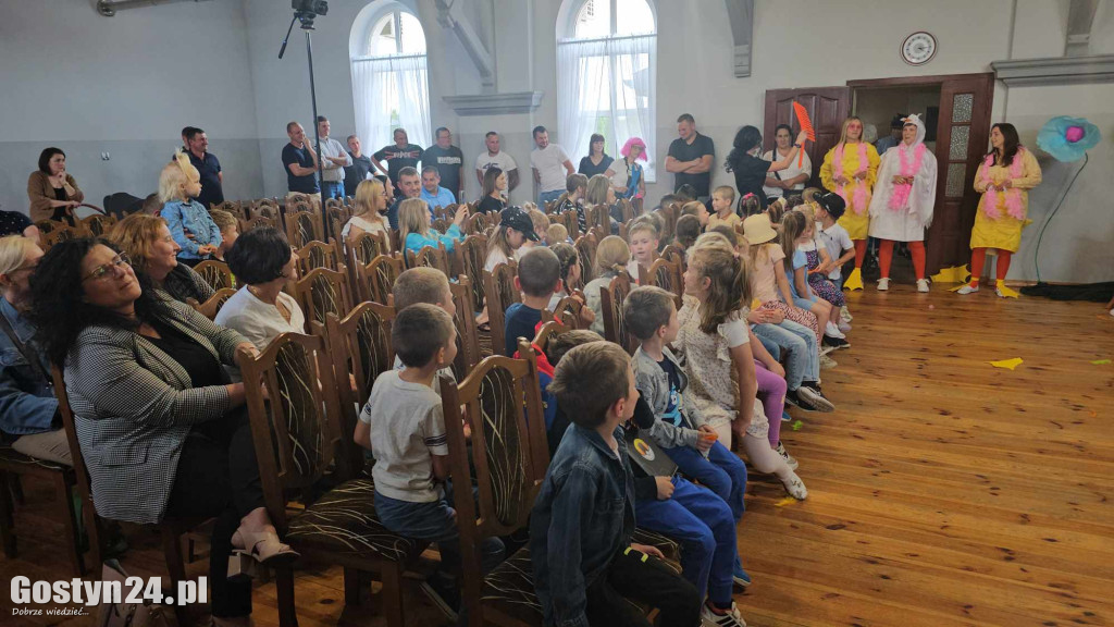 Spektakl Kaczka Dziwaczka w wykonaniu rodziców z gminy Pępowo