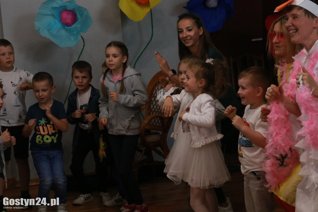 Spektakl Kaczka Dziwaczka w wykonaniu rodziców z gminy Pępowo