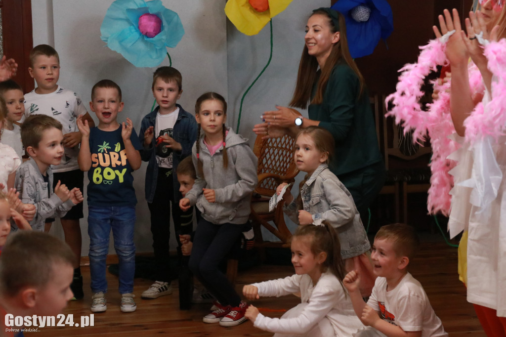 Spektakl Kaczka Dziwaczka w wykonaniu rodziców z gminy Pępowo