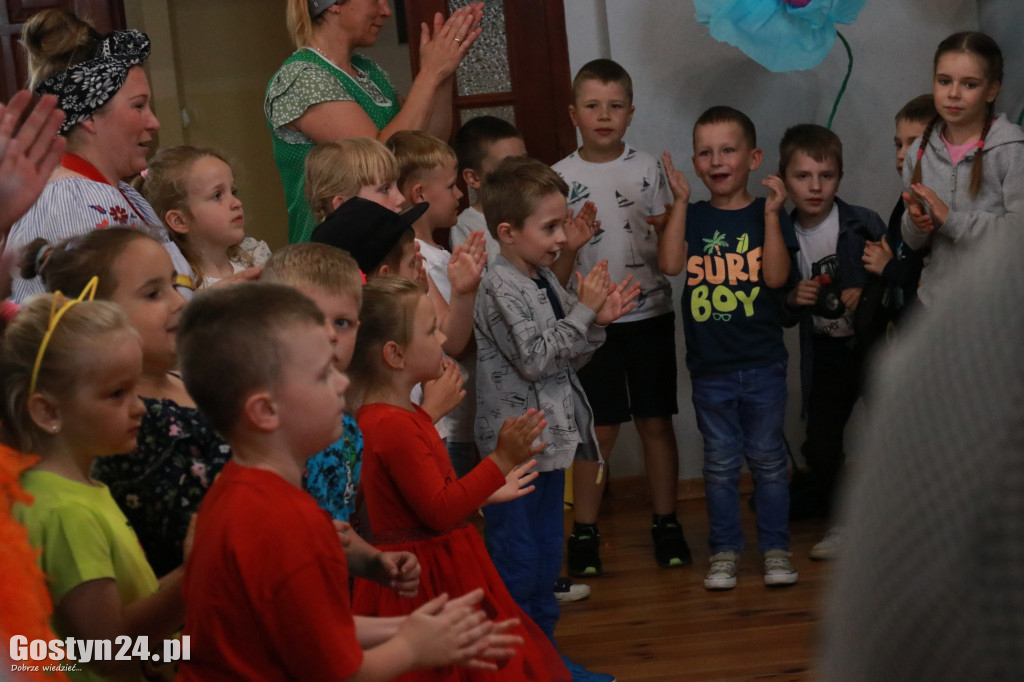 Spektakl Kaczka Dziwaczka w wykonaniu rodziców z gminy Pępowo