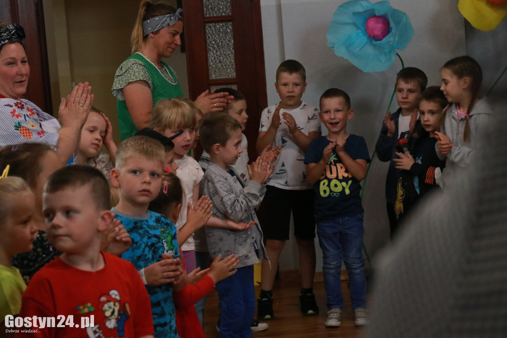 Spektakl Kaczka Dziwaczka w wykonaniu rodziców z gminy Pępowo