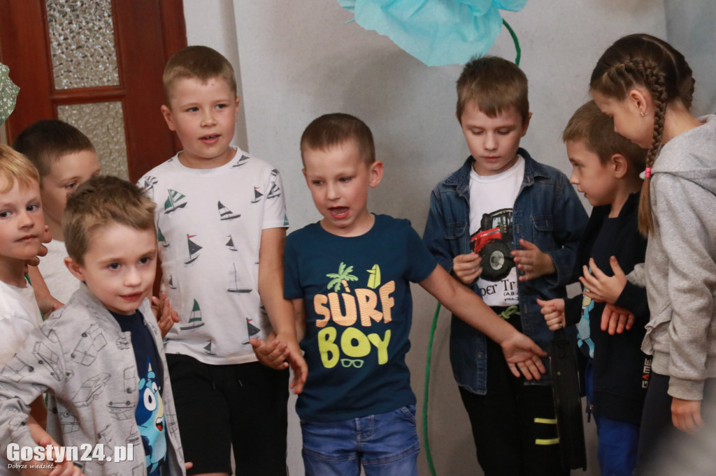 Spektakl Kaczka Dziwaczka w wykonaniu rodziców z gminy Pępowo