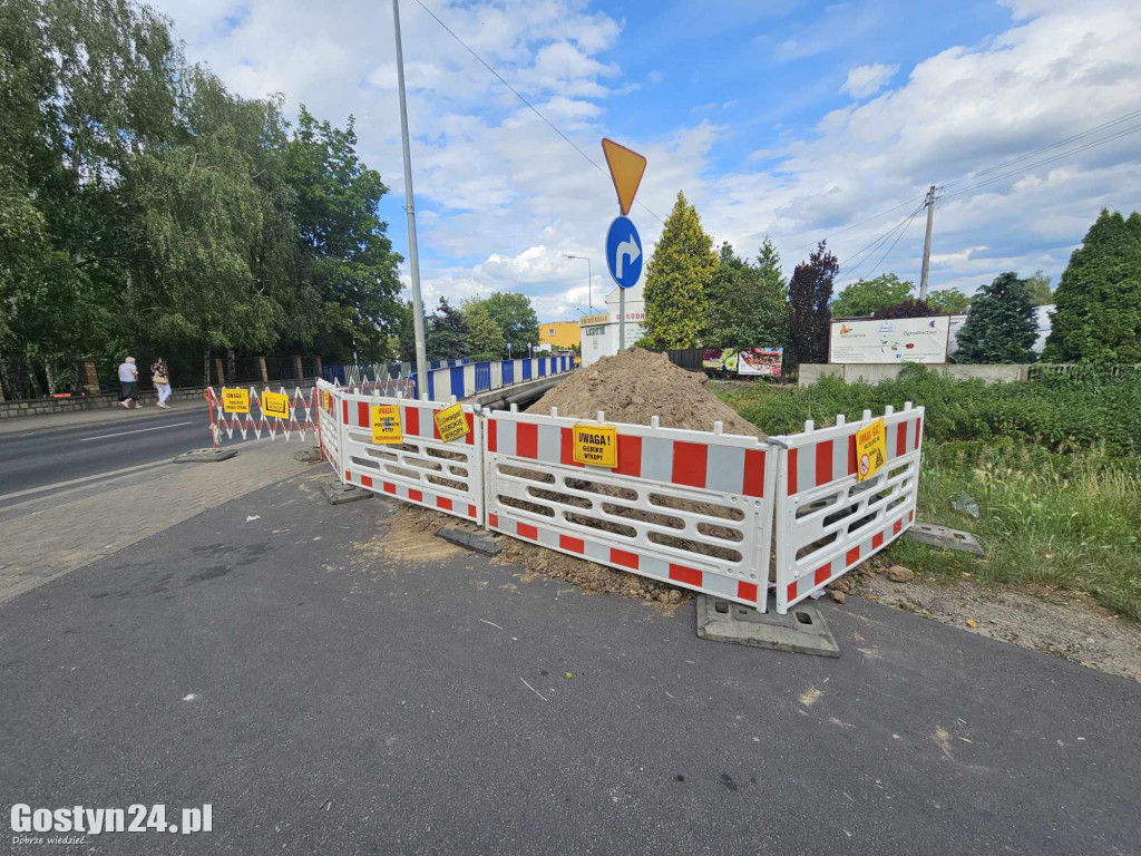 Trwa wymiana rurociągu przy ul. Jana Pawła II w Gostyniu