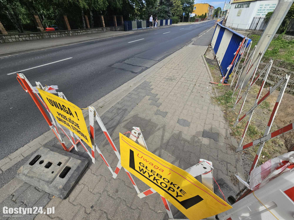 Trwa wymiana rurociągu przy ul. Jana Pawła II w Gostyniu