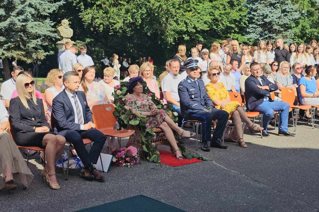 Pożegnanie Ewy Bayer wicedyrektor ZSR w Grabonogu przechodzi na emeryturę