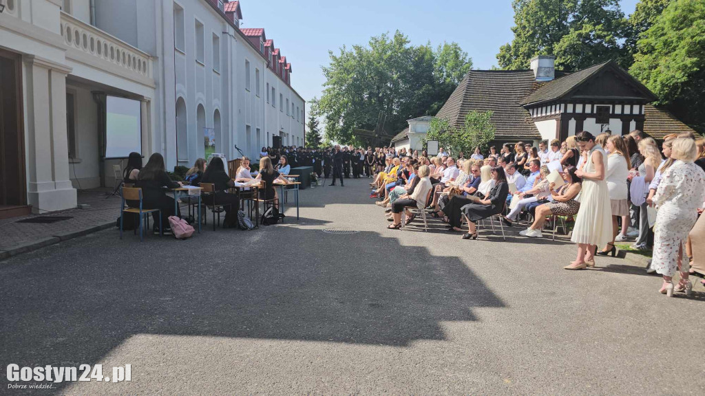 Pożegnanie Ewy Bayer wicedyrektor ZSR w Grabonogu przechodzi na emeryturę