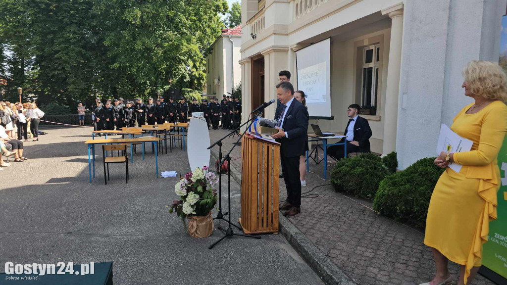 Pożegnanie Ewy Bayer wicedyrektor ZSR w Grabonogu przechodzi na emeryturę