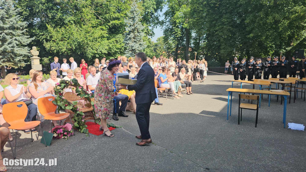 Pożegnanie Ewy Bayer wicedyrektor ZSR w Grabonogu przechodzi na emeryturę