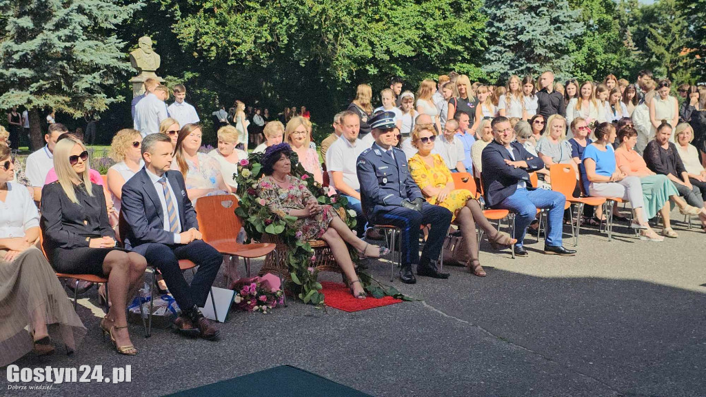 Pożegnanie Ewy Bayer wicedyrektor ZSR w Grabonogu przechodzi na emeryturę