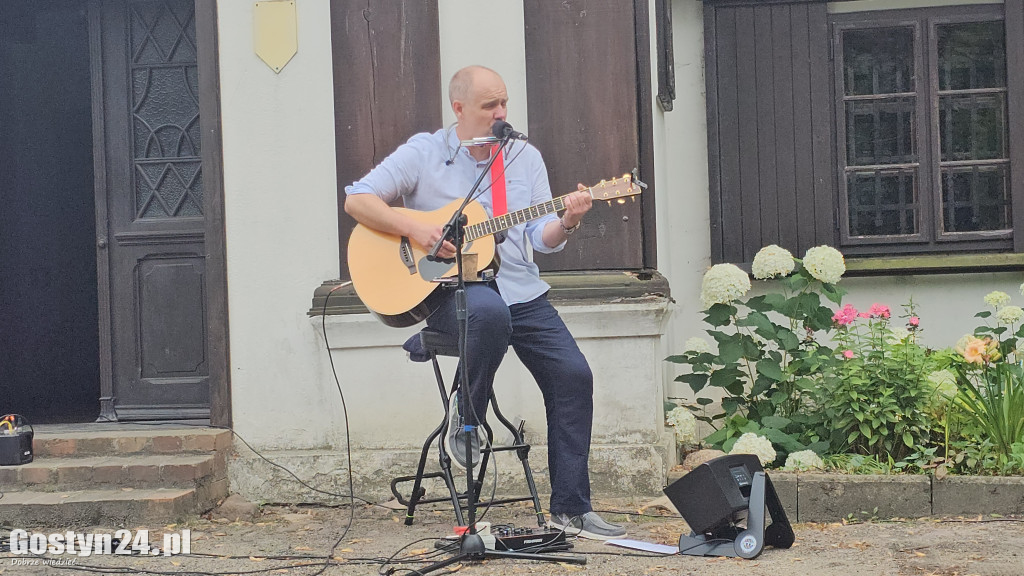 Koncert Jakuba Paluszkiewicza w dworku w Grabonogu