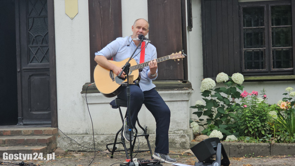 Koncert Jakuba Paluszkiewicza w dworku w Grabonogu