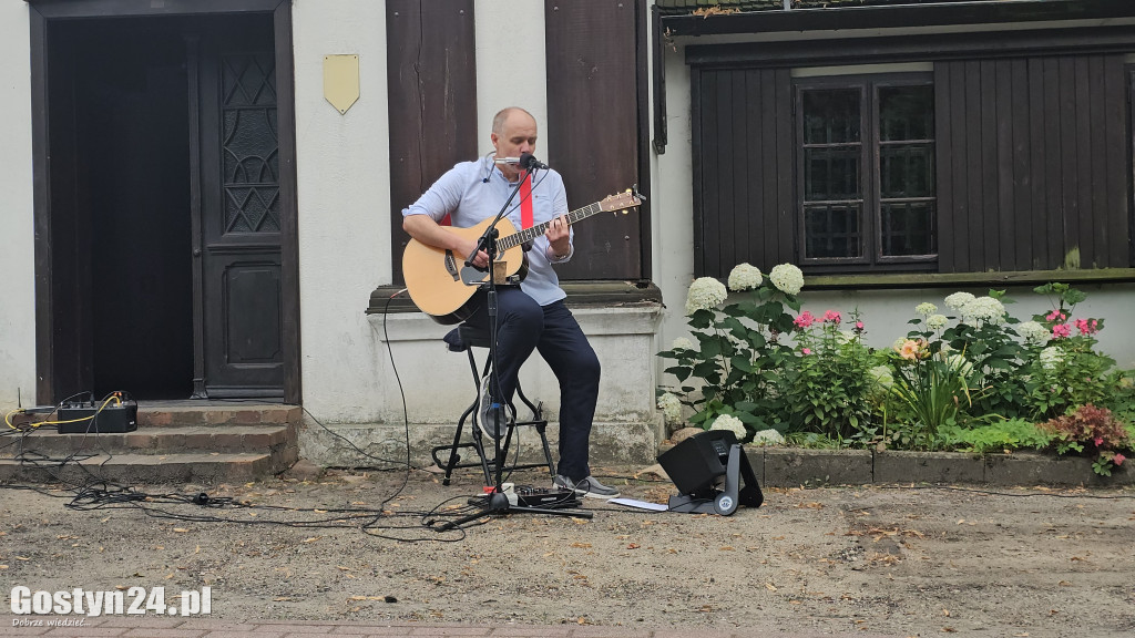 Koncert Jakuba Paluszkiewicza w dworku w Grabonogu