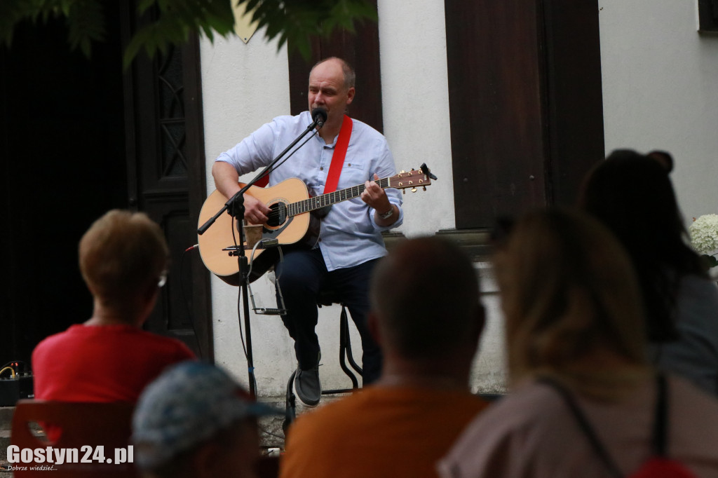 Koncert Jakuba Paluszkiewicza w dworku w Grabonogu