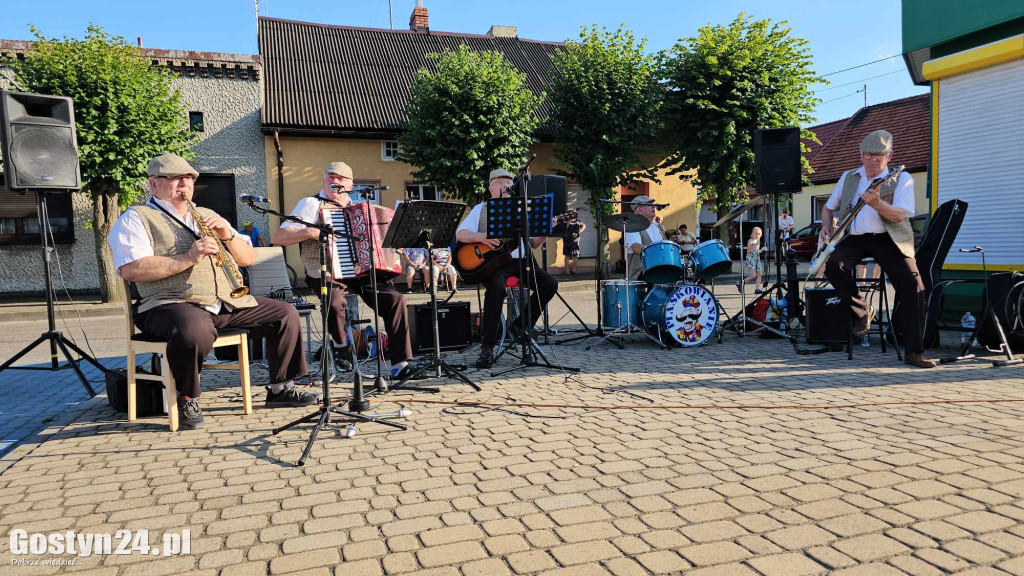 Koncert Kapeli Podwórkowej Piaskowianie na rynku w Piaskach